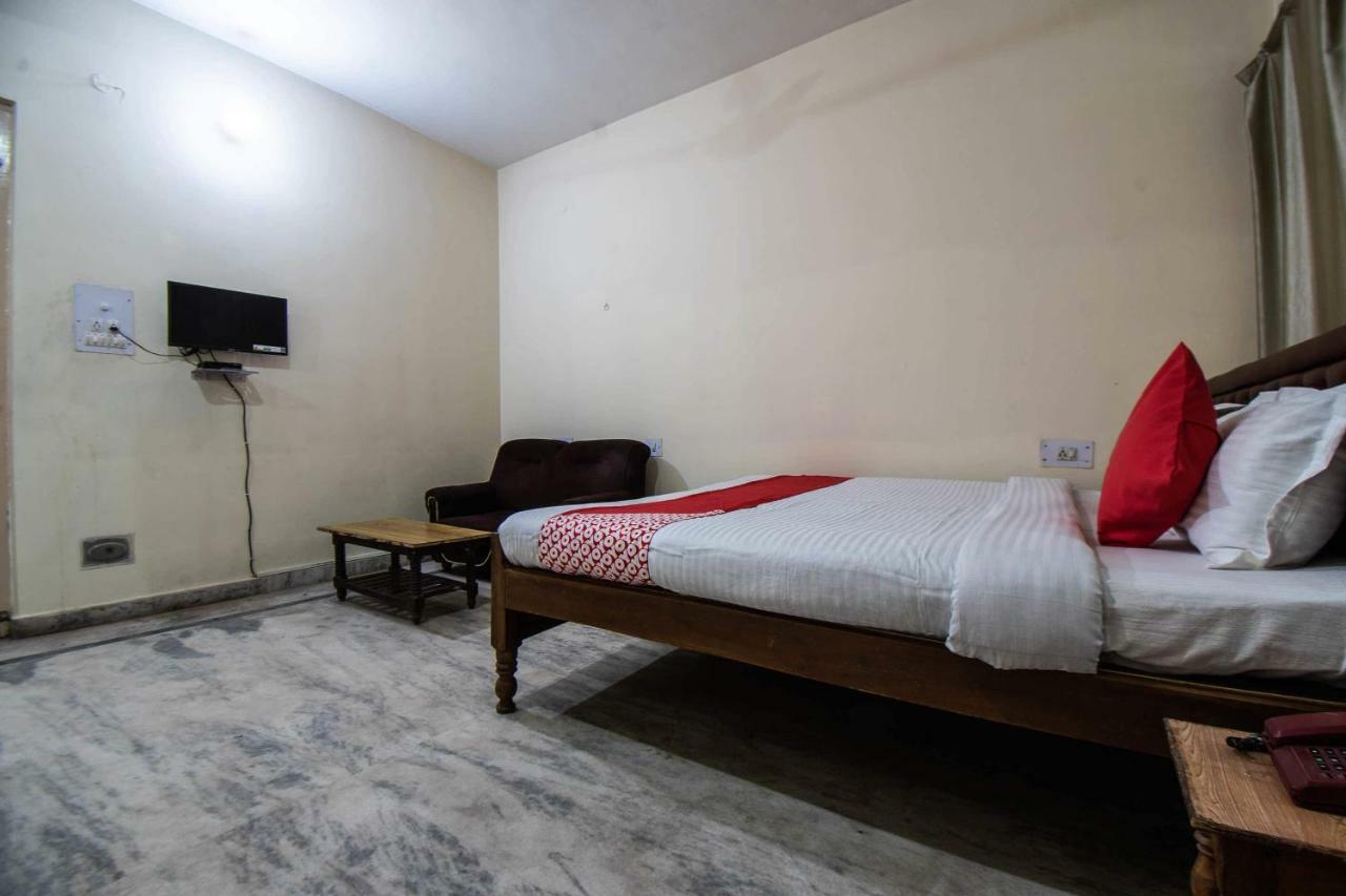 Oyo 29792 Piyush Hajipur Hotel Buitenkant foto